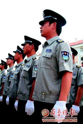 啟動(dòng)儀式上穿著2011式保安員服裝的保安。記者張震攝